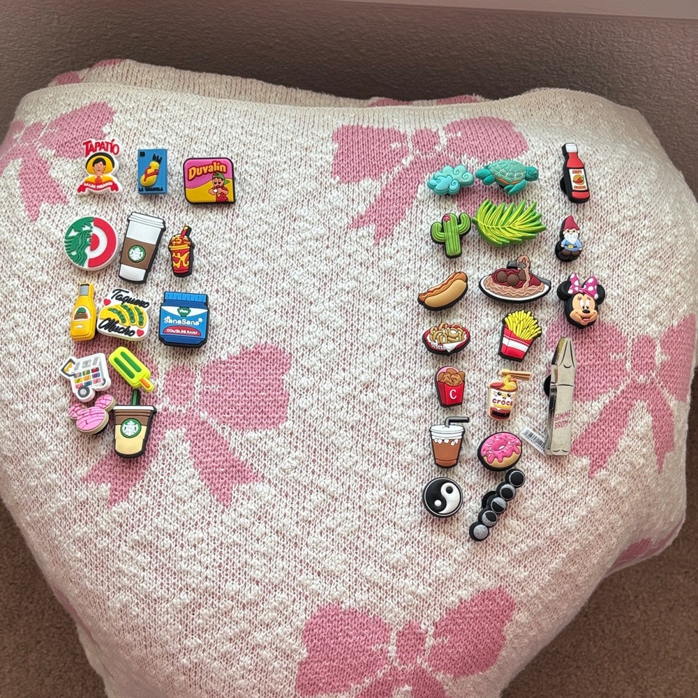 Croc jibitz lot